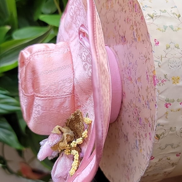 Putting on the Ritz Jewelry Unique Gift Box Victorian Bonnet 👒  with Hat Box - Picture 4 of 11